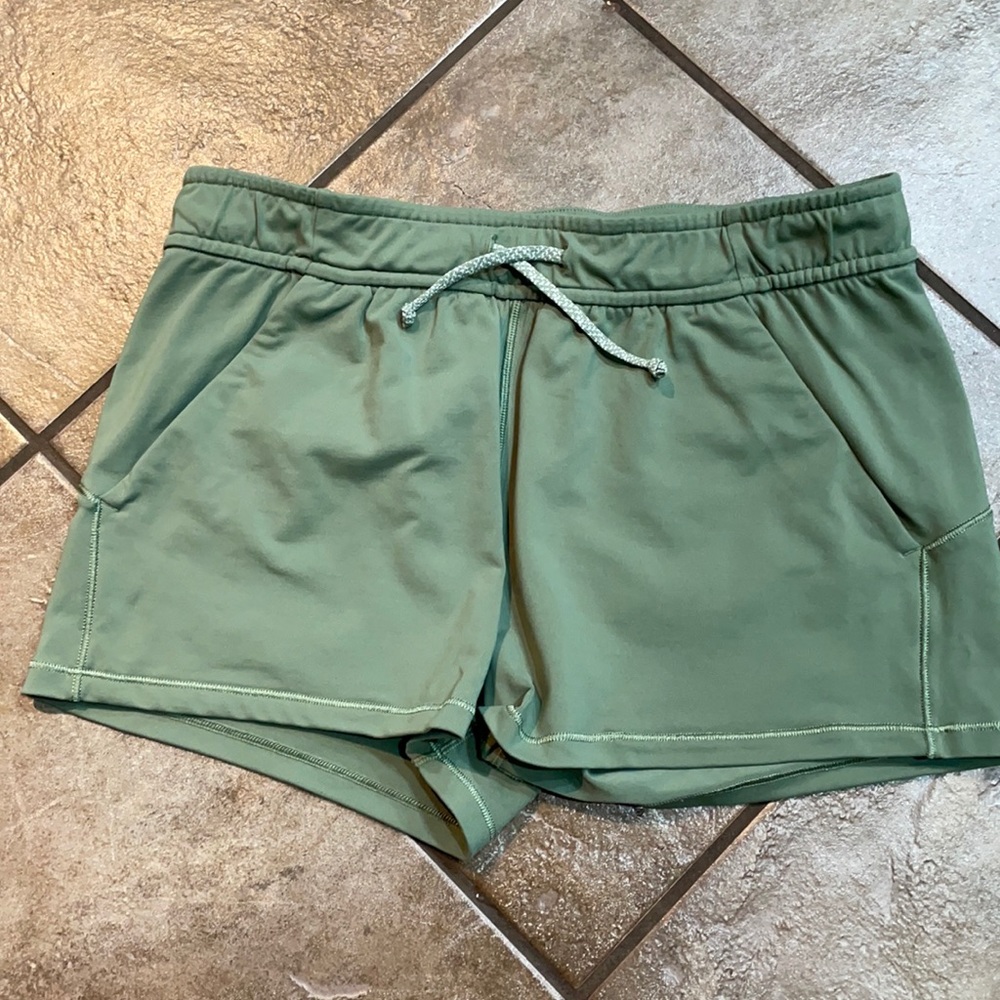 Ivivva green shorts in excellent condition